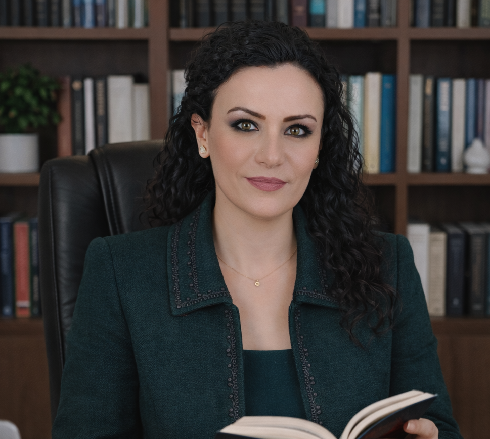 Photo de l'auteur Antoinette Francis. dans son bureau.