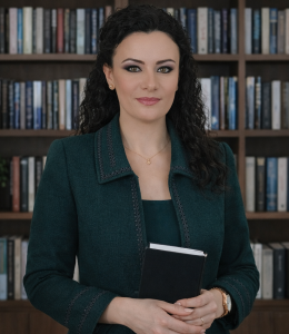 Photo de l'auteur Antoinette Francis devant une bibliothèque.